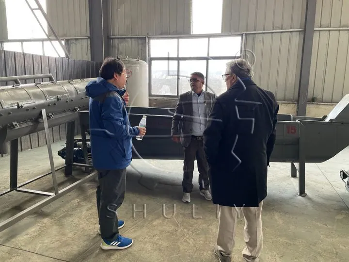 Clients visit plastic bottle washing machine