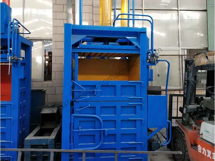 vertical hydraulic baling machine