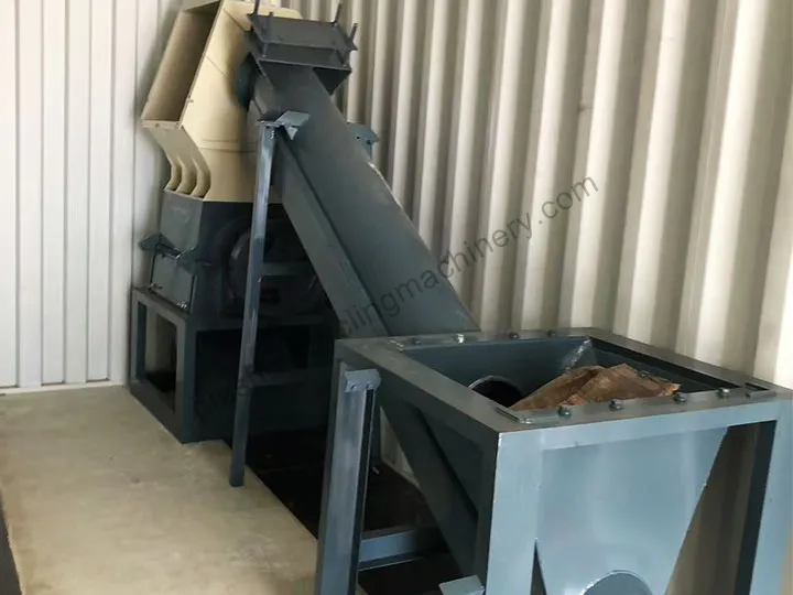 ケニアへの出荷のために梱包された機械