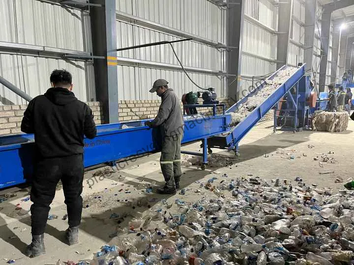 Manuelle Sortierung von Plastikflaschen