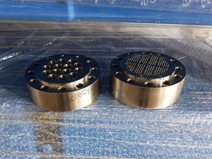 Molds for dry ice pellet machines